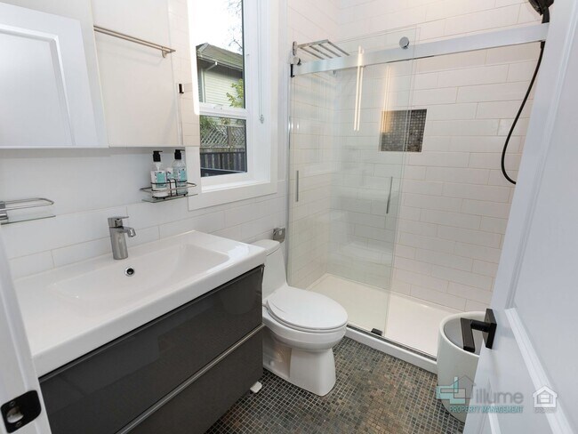 Building Photo - Fully Furnished Lake Oswego Gem!!!!