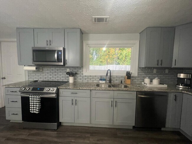 Building Photo - 1219 Forest Dr