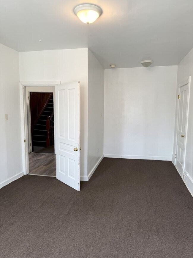 Building Photo - 374 Meyran Ave