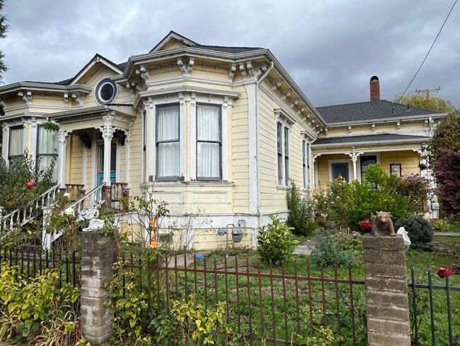 Primary Photo - Blue Lake Victorian House