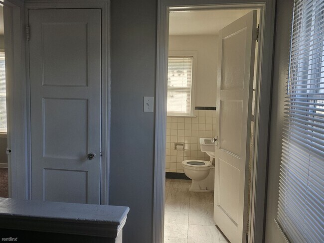 Building Photo - 2 br, 1 bath Duplex - 19735 Meyers Rd 1973...