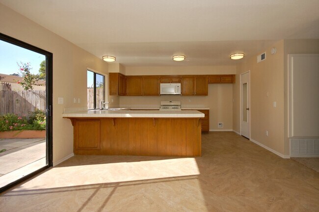 Building Photo - Beautiful 4BR/2.5BA Condo in Tanglewood!!!