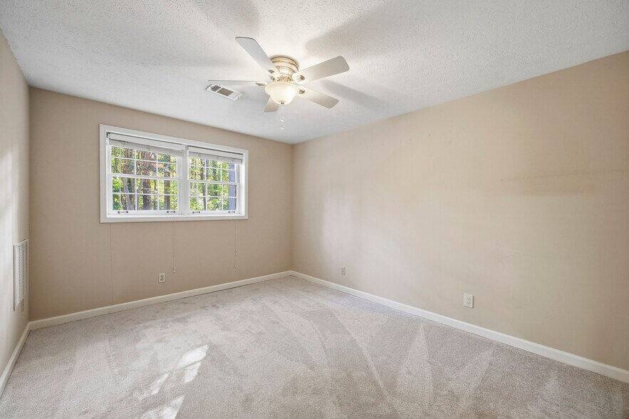 Building Photo - 943 Ferncliff Rd NE