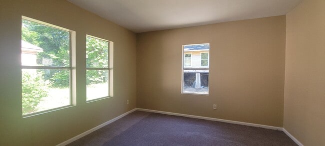 Building Photo - Gorgeous 2 bedroom/1bath with historic fea...