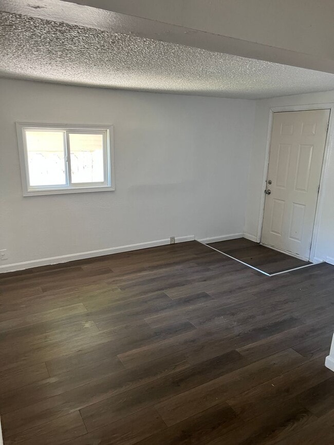 Building Photo - 3 Bedroom, 1 Bathroom Home