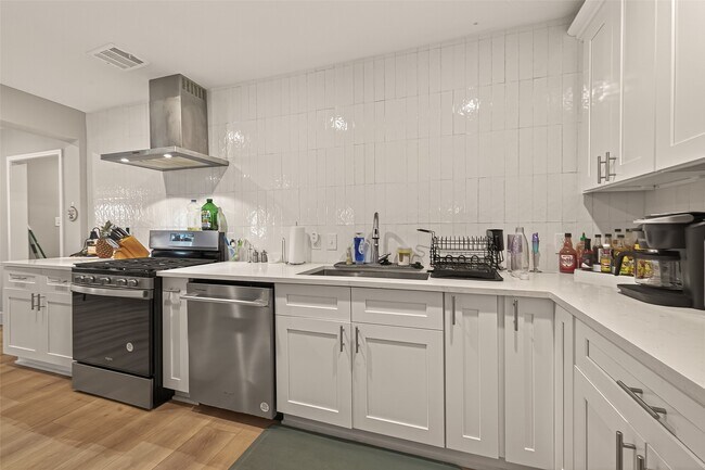 Building Photo - 802 Nashua St