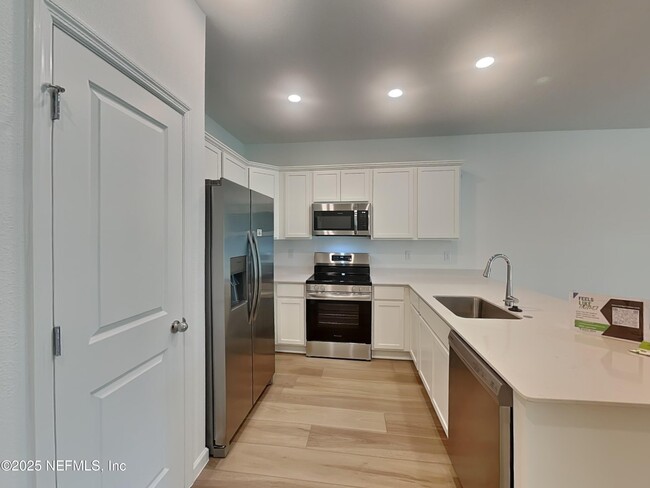 Building Photo - 626 Holly Lks Dr