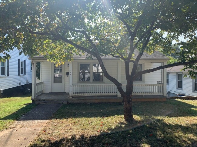 Building Photo - 2 Bedroom House off Memorial Avenue