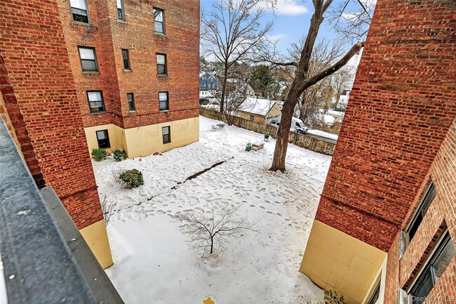 Building Photo - 2 Greenridge Ave