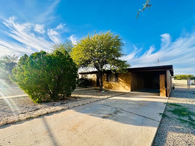 Building Photo - 2 Bedroom Renovate House! Large Yard and C...