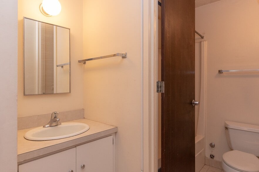 Building Photo - 622 W Wellington Ave