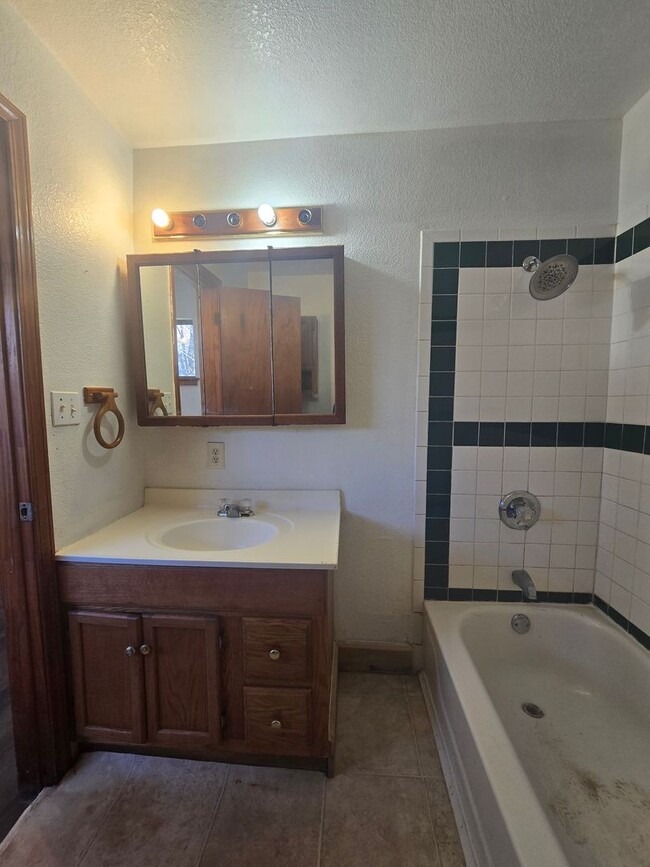 Building Photo - 4 Bed 2 Bath at Shawnee