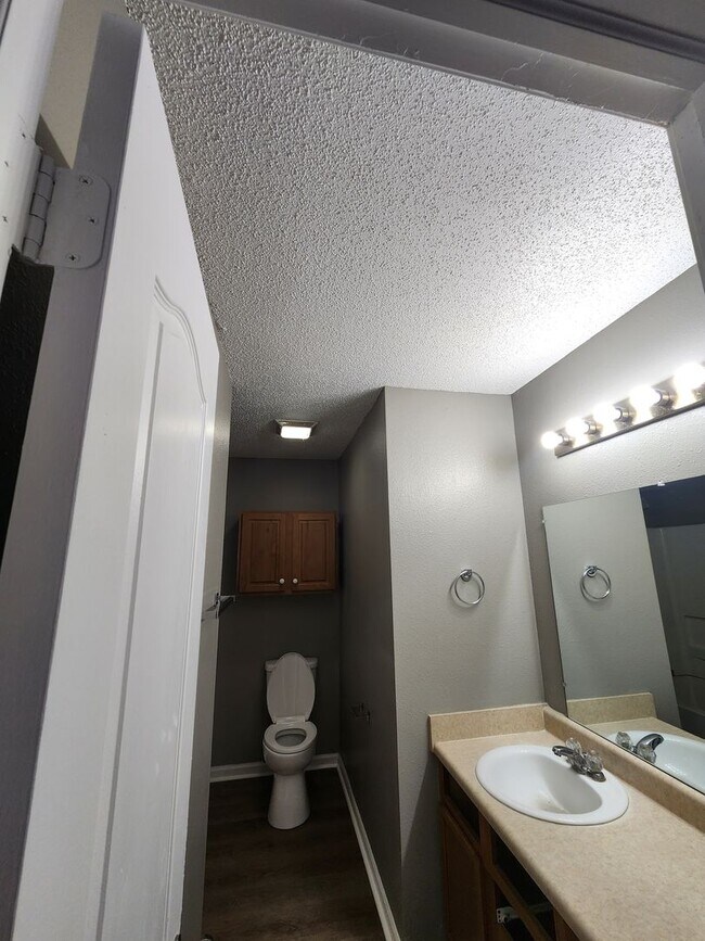 Building Photo - Great single family home!