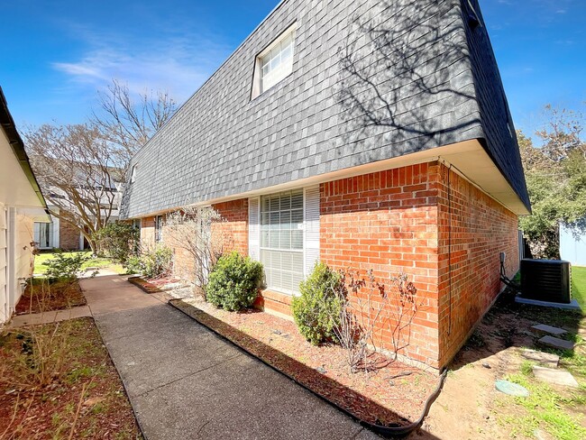 Primary Photo - Charming 4/2 Home in Quiet Established Com...