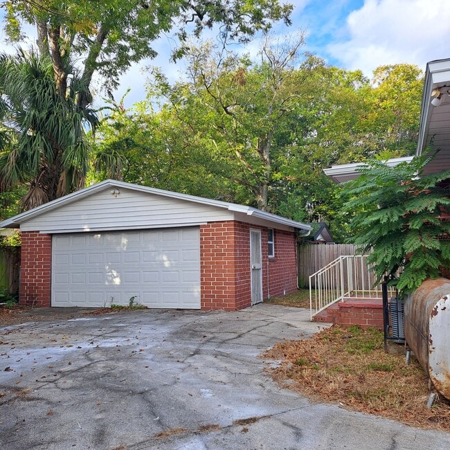 Building Photo - 1416 W 13th St