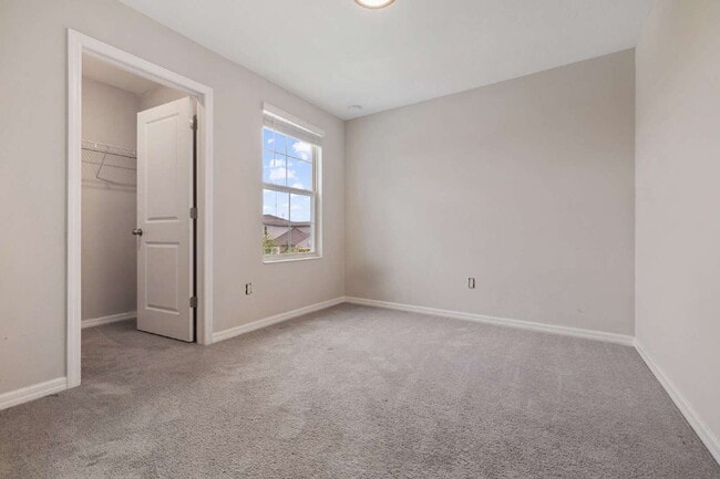 Building Photo - "Spacious 5-Bedroom Retreat in Tampa with 2.5 Baths and 2,215 Sq Ft of Comfort!"