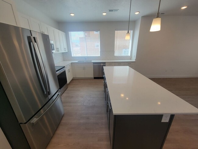 Building Photo - GORGEOUS Spacious Town Home