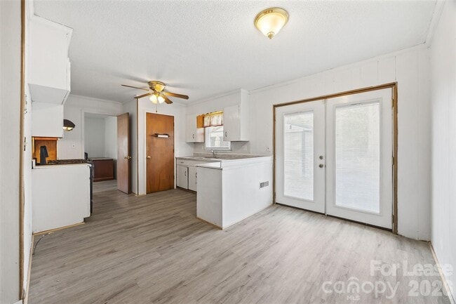 Building Photo - 1037 Stoneybrook Ln