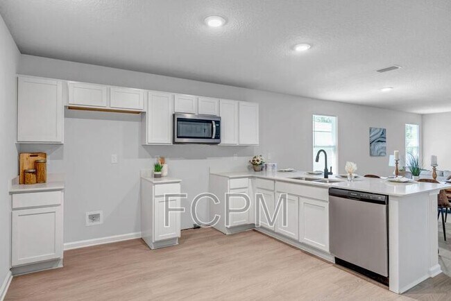 Building Photo - 5454 Amazon Ave