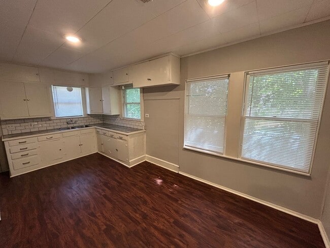 Building Photo - Large Bedroom Waco Home