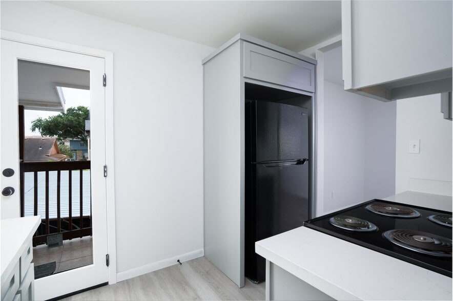 Building Photo - 1107 Shasta Ave W