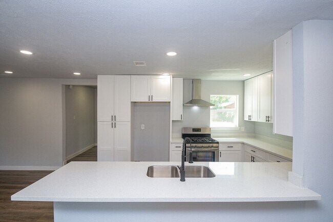 Building Photo - 9230 Lanewood Dr