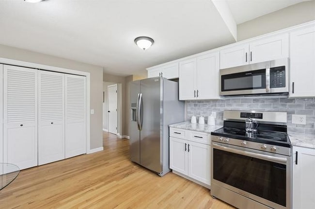 Building Photo - 10 Woodcrest Rd