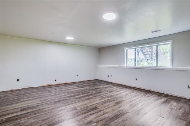 Building Photo - January FREE RENT! South Wichita Gem! Save $$ with solar panels