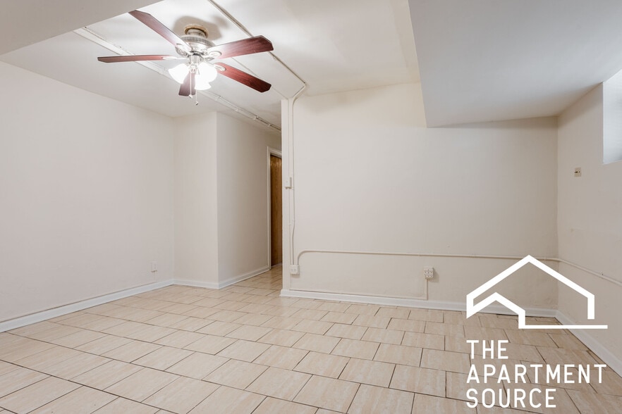 Building Photo - 2886 N Clark St