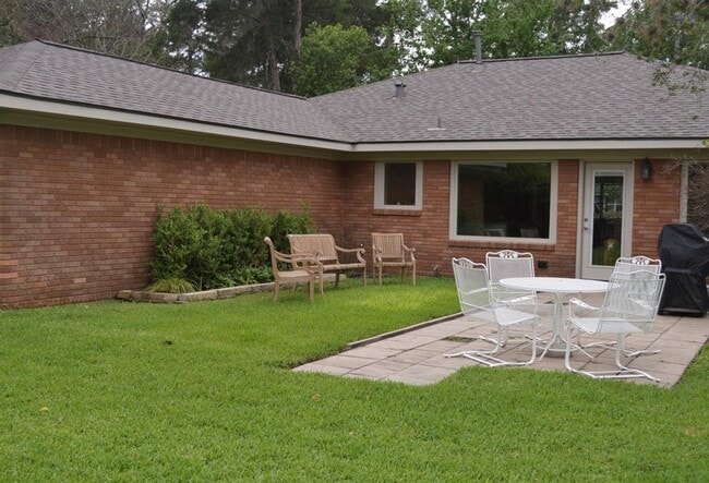 Building Photo - 1744 Pine Village Dr