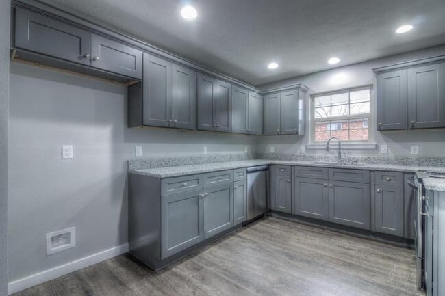 Building Photo - 2850 E Stanford St