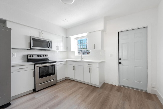 Building Photo - 323 NW 21st Ave