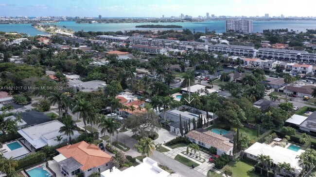 Building Photo - 2020 Alamanda Dr
