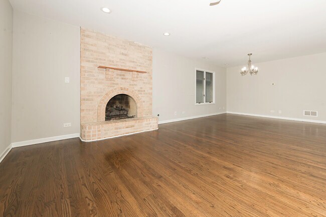 Building Photo - 504 N La Grange Rd