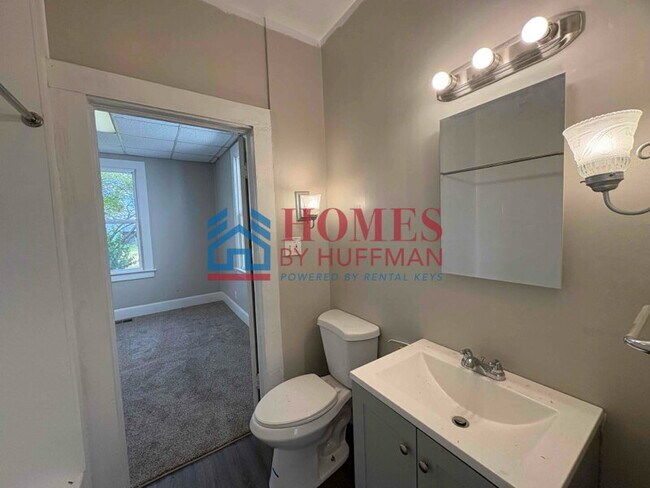 Building Photo - Two Bedroom House | Move In Ready
