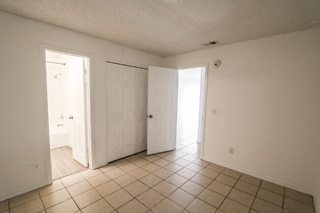 Building Photo - Freshly updated 2 bedroom 2 bath villa in ...