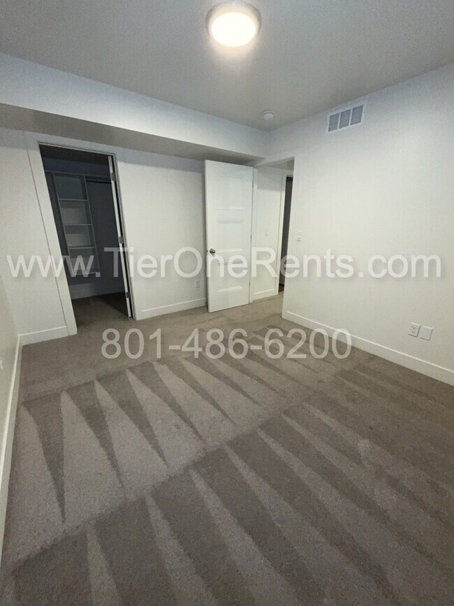 Building Photo - NO DEPOSIT option available for qualified ...