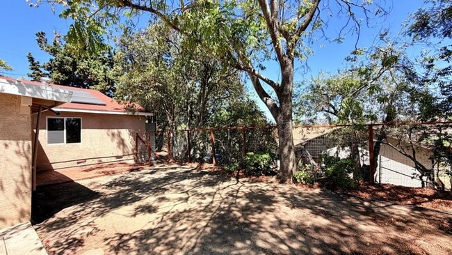 Building Photo - 370 Las Flores Dr