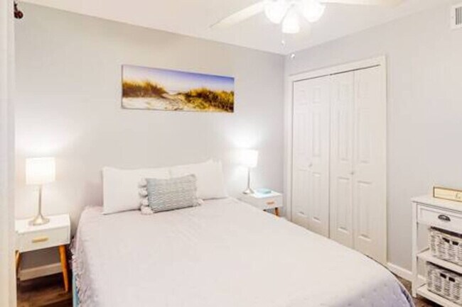 Building Photo - 924 W Beach Blvd