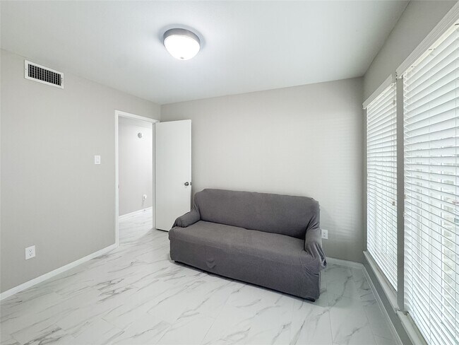 Building Photo - 112 Cove Point