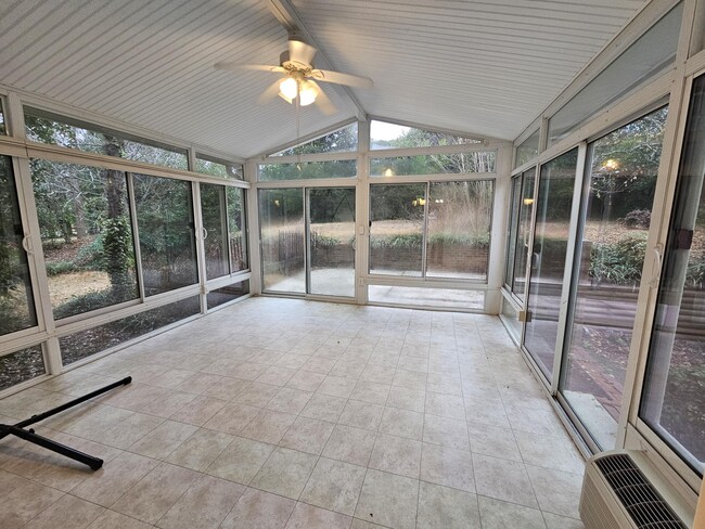 Building Photo - 202 Suffolk Dr