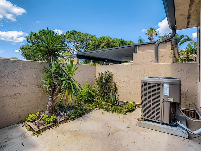 Building Photo - RARE 3 BEDROOM/ 2 BATH IN THE HIGHLY DESIR...