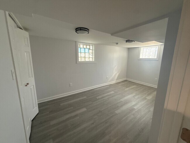 Building Photo - Available Now - Single Family House 5 Bedroom 2 Bath located in Roseland Area
