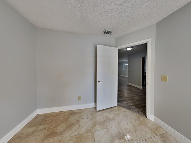 Building Photo - 2956 Clubview Dr