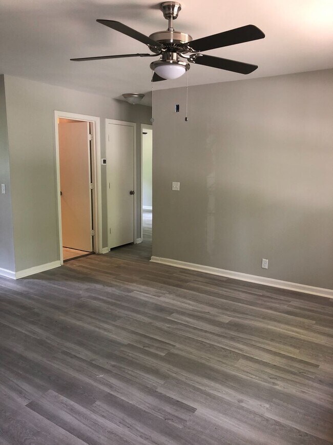 Building Photo - 3 Bed/ 2 Bath Duplex in Madison