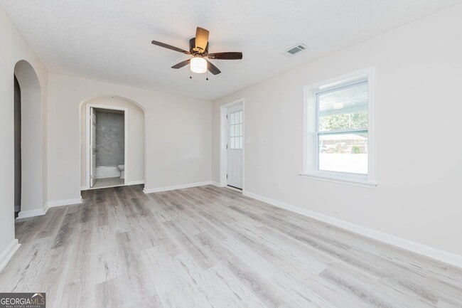 Building Photo - 3584 Log Cabin Dr