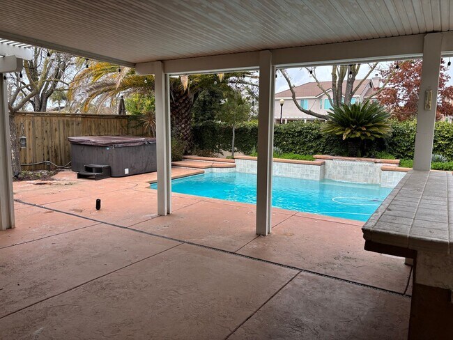 Building Photo - Lakeside Community Beauty