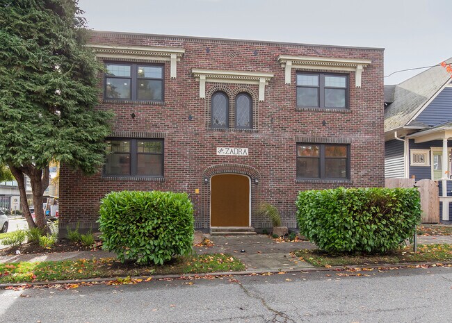 Building Photo - Chic Top-Floor 2BD/1BA Lower Queen Anne Seattle Apartment for Rent | Rooftop Space Needle Views, ...