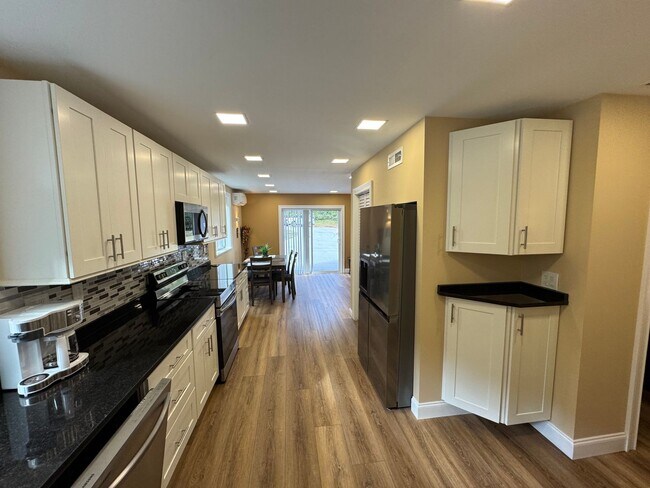 Building Photo - FIRST MONTH OF RENT FREE!!!!!!