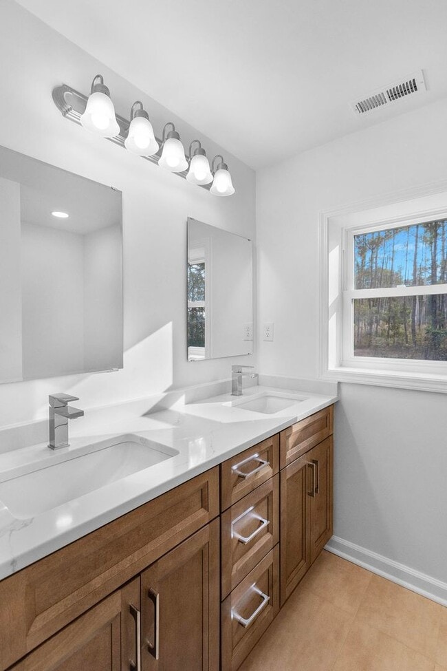 Building Photo - Renovated House on Corner Lot!